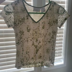 Cute green floral top!